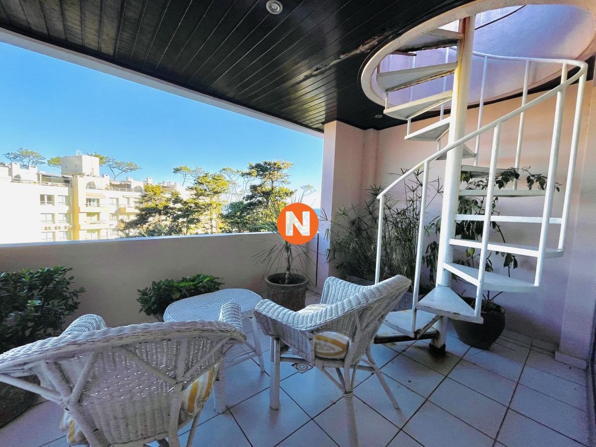 Apartamento Ref.220913 - Penthouse de 3 Dormitorios y Parrillero a metros de Playa Mansa, Venta Punta del Este