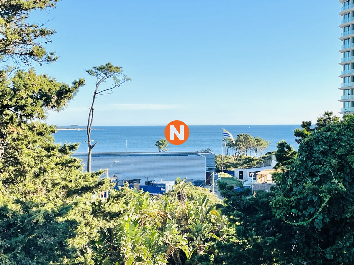 Apartamento Ref.220913 - Penthouse de 3 Dormitorios y Parrillero a metros de Playa Mansa, Venta Punta del Este