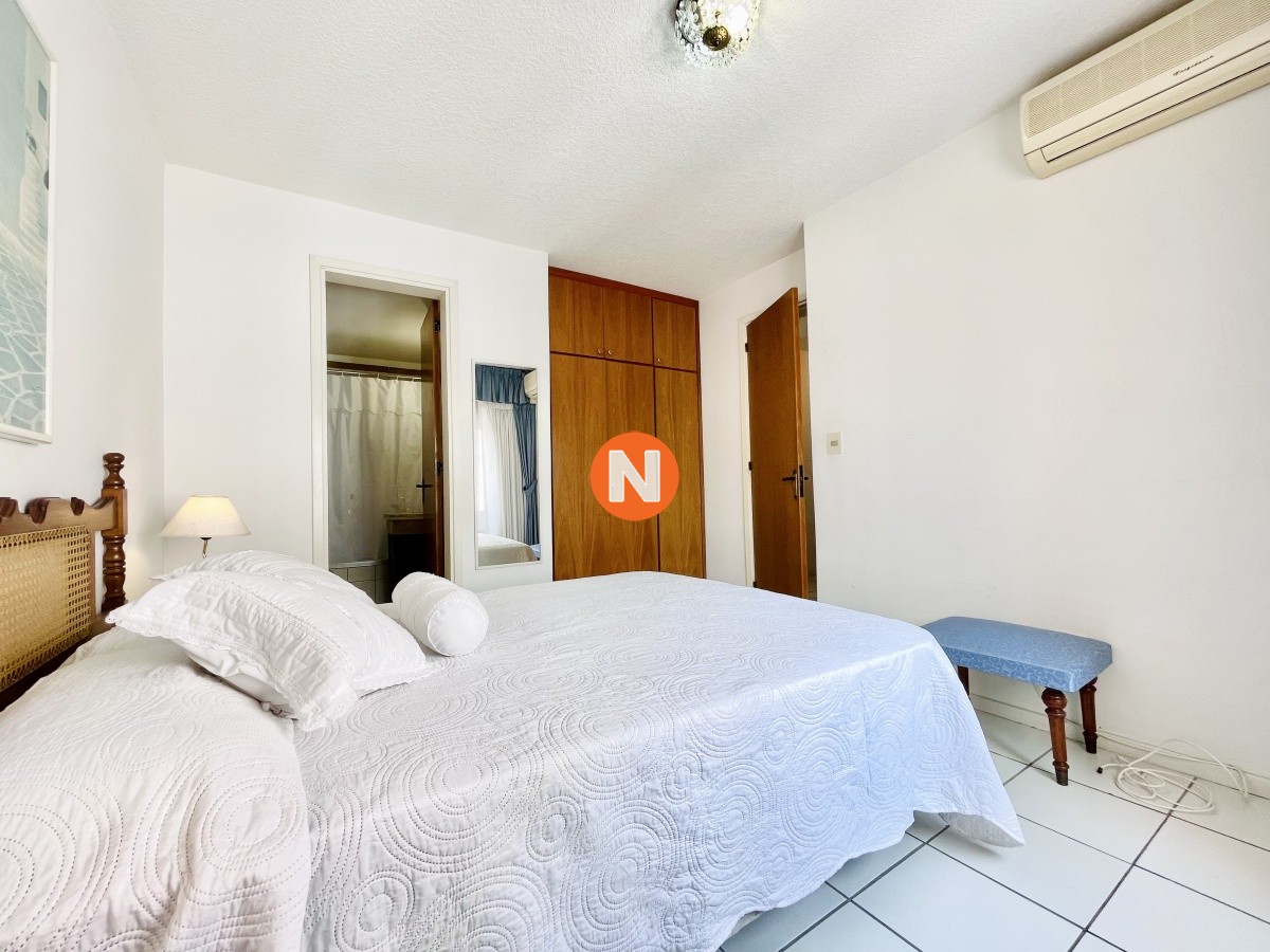 Apartamento Ref.220906 - Apartamento de 2 Dormitorios en Playa Mansa, a Pocos Metros del Mar - Venta