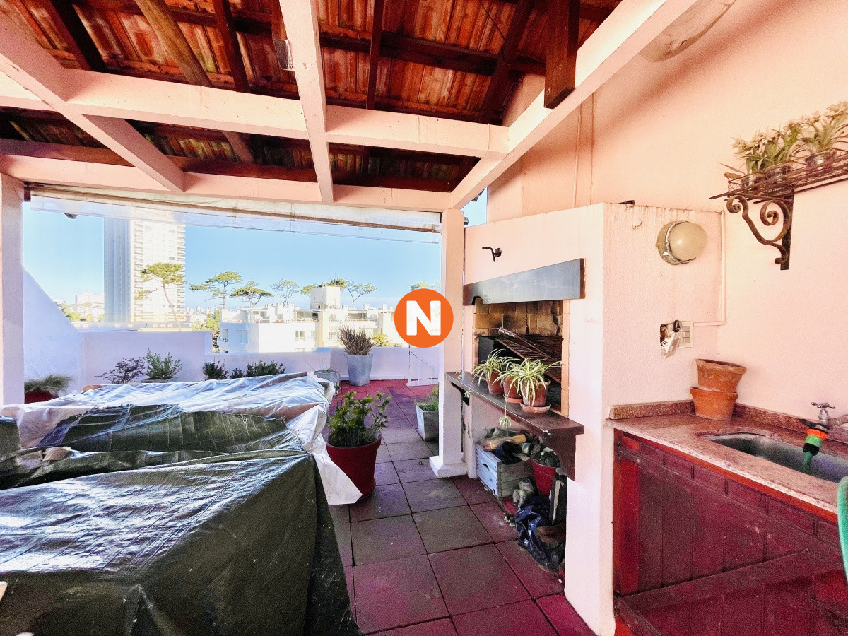 Apartamento Ref.220913 - Penthouse de 3 Dormitorios y Parrillero a metros de Playa Mansa, Venta Punta del Este
