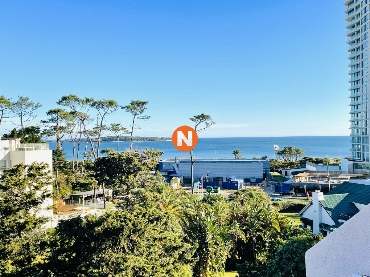 Apartamento Ref.220913 - Penthouse de 3 Dormitorios y Parrillero a metros de Playa Mansa, Venta Punta del Este