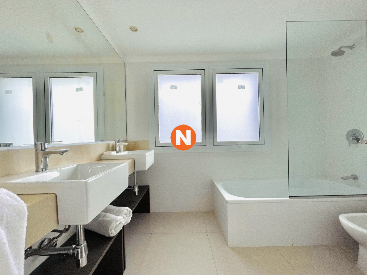 Apartamento Ref.220491 - VENTA DE APARTAMENTO DE 3 DORMITORIOS CON PARRILLERO PROPIO FRENTE AL MAR EN MANSA PUNTA DEL ESTE 