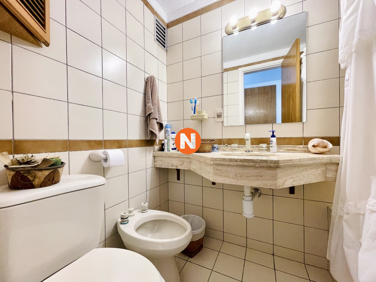 Apartamento Ref.220913 - Penthouse de 3 Dormitorios y Parrillero a metros de Playa Mansa, Venta Punta del Este