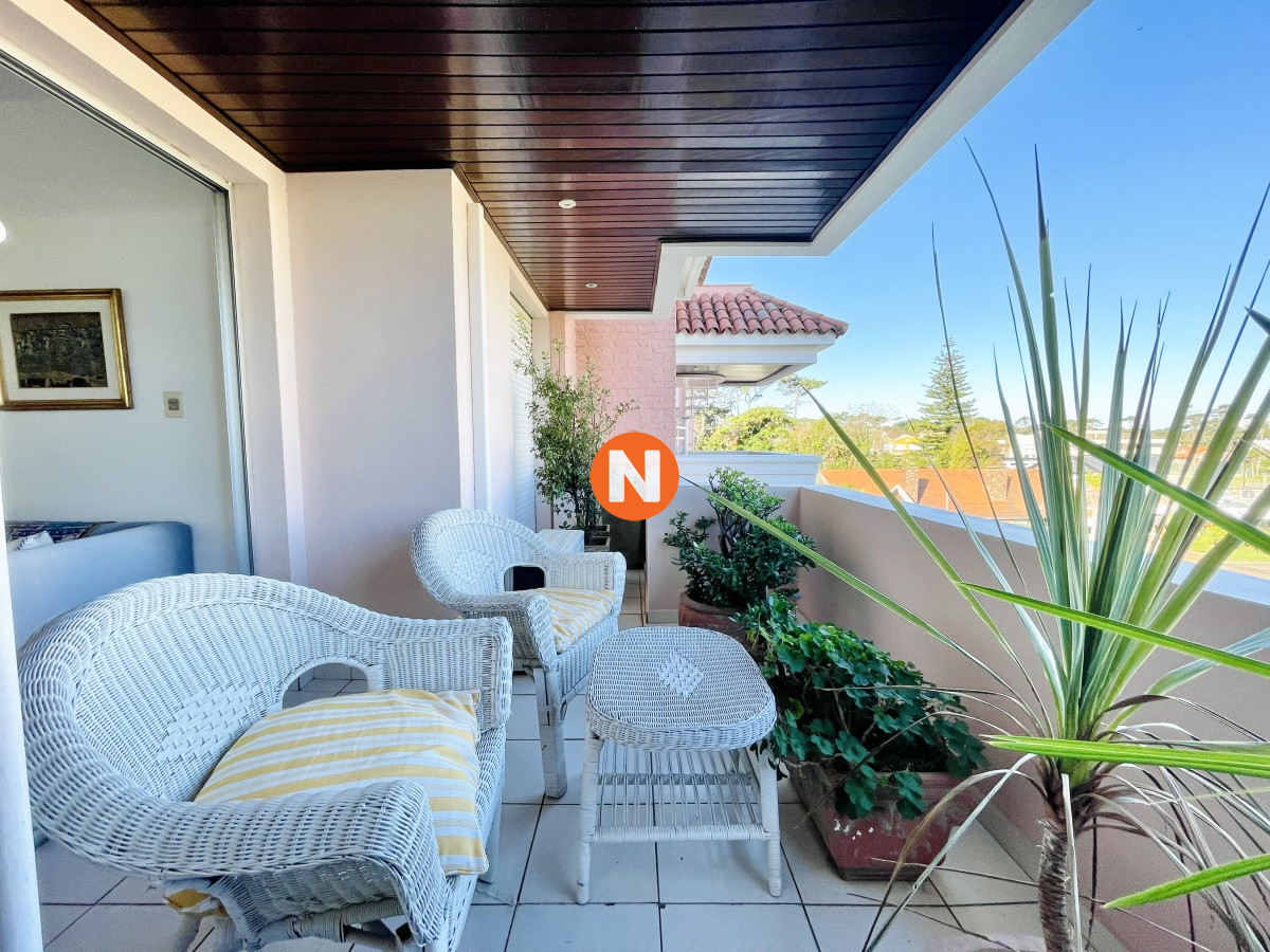 Apartamento Ref.220913 - Penthouse de 3 Dormitorios y Parrillero a metros de Playa Mansa, Venta Punta del Este