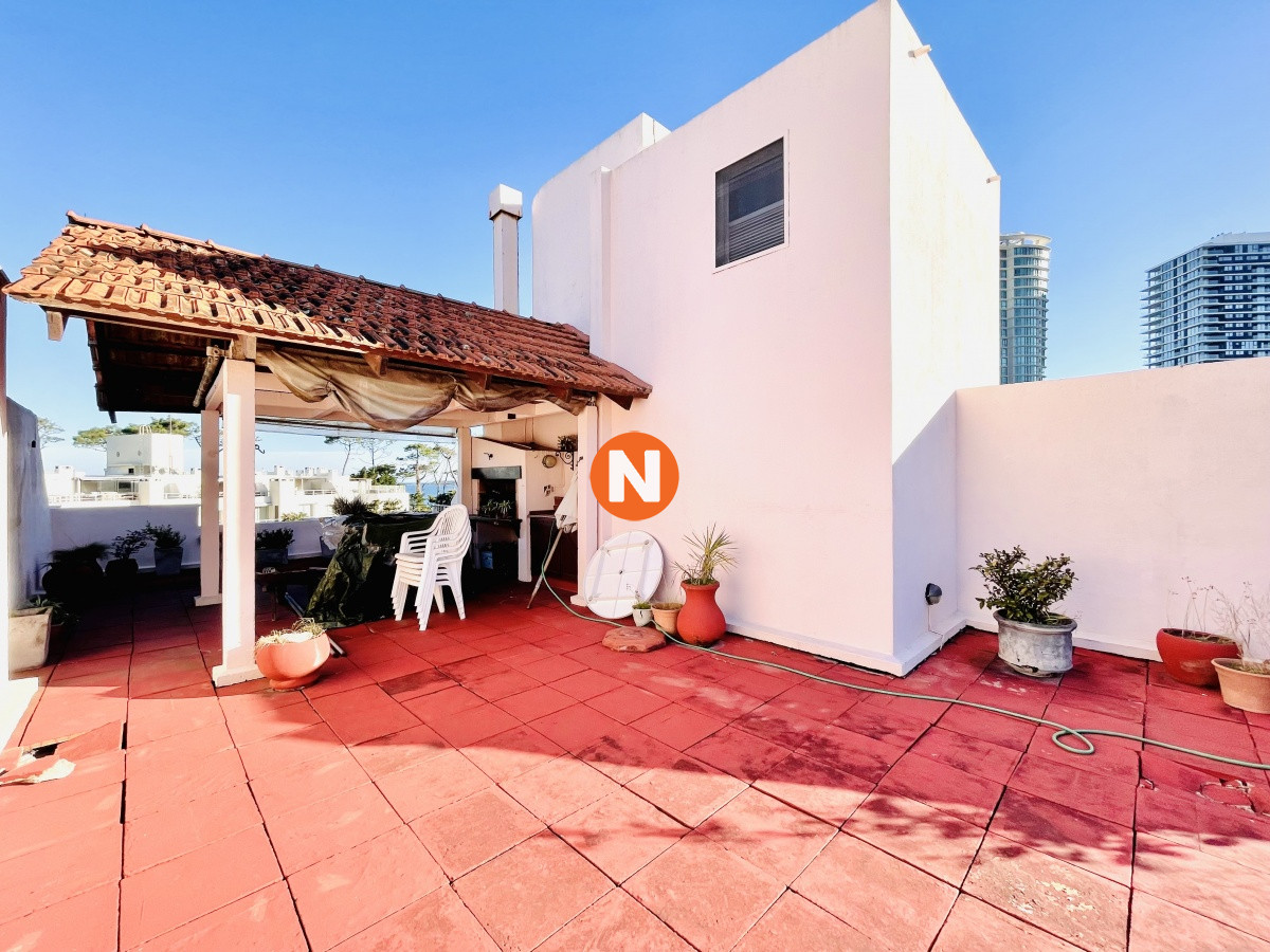 Apartamento Ref.220913 - Penthouse de 3 Dormitorios y Parrillero a metros de Playa Mansa, Venta Punta del Este