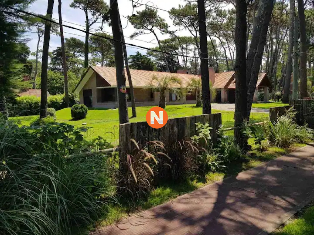 Casa Ref.220437 - VENTA DE CASA DE 4 DORMITORIOS ESTILO MINIMALISTA EN SAN RAFAEL PUNTA DEL ESTE 
