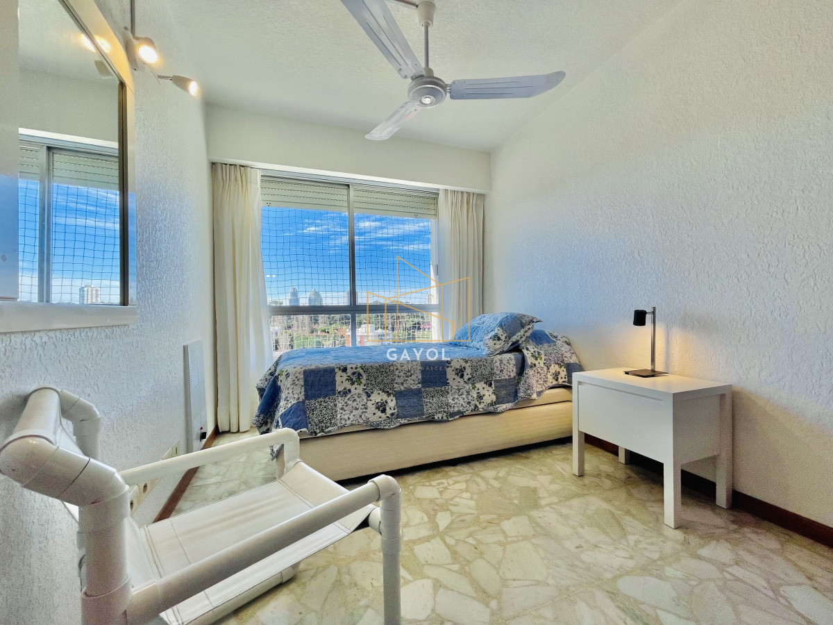 Apartamento ID.356 - Apartamento de 3 Dormitorios en Playa Mansa con Vista al Mar
