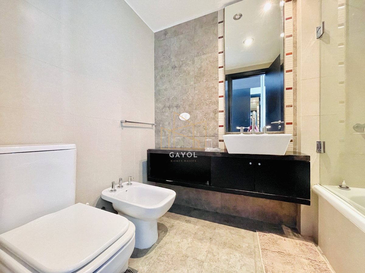 Apartamento ID.355 - Apartamento de 2 Dormitorios, Vista al Mar y Parrillero en Playa Mansa, Venta