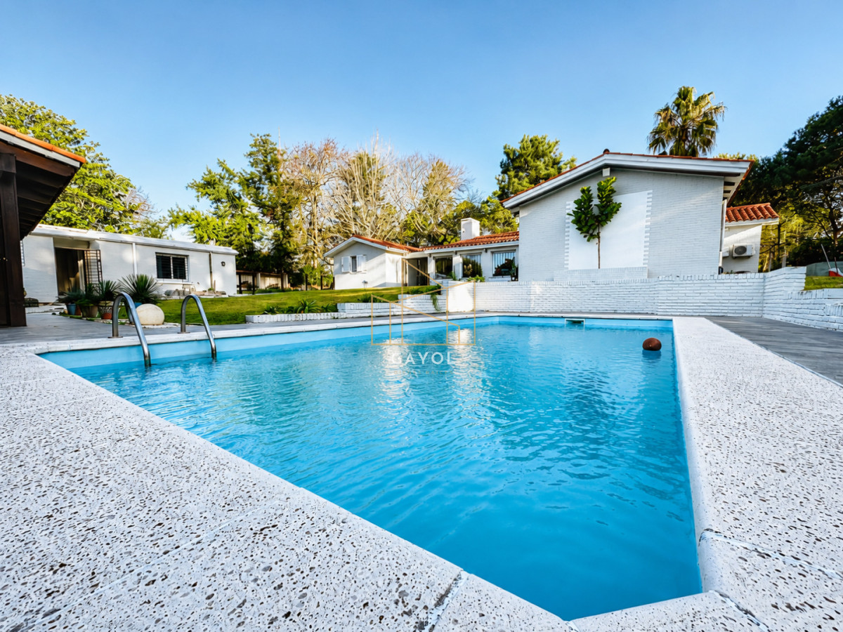 Casa ID.1394 - Espectacular Casa Moderna de 5 Dormitorios con Piscina Climatizada y Barbacoa en Alquiler de Temporada, Punta del Este