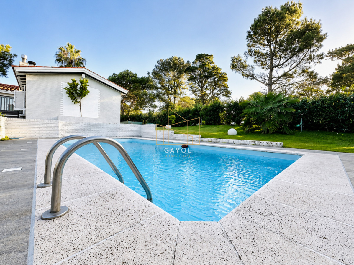 Casa ID.1394 - Espectacular Casa Moderna de 5 Dormitorios con Piscina Climatizada y Barbacoa en Alquiler de Temporada, Punta del Este