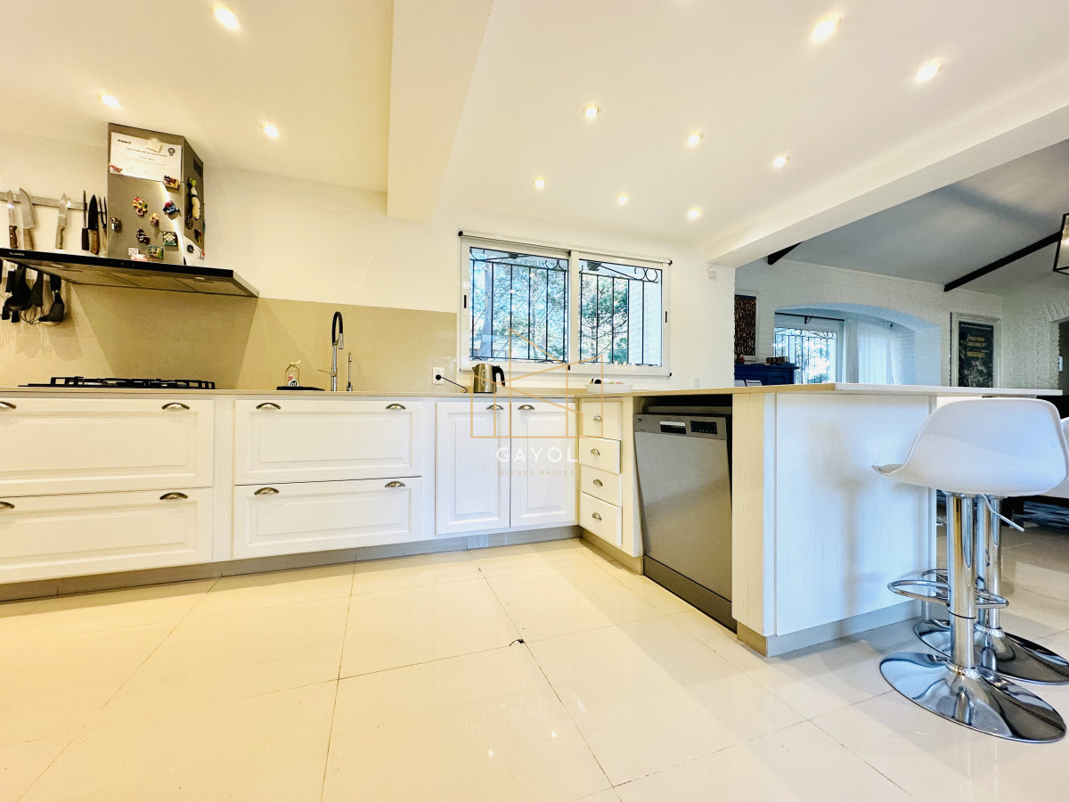 Casa ID.1394 - Espectacular Casa Moderna de 5 Dormitorios con Piscina Climatizada y Barbacoa en Alquiler de Temporada, Punta del Este