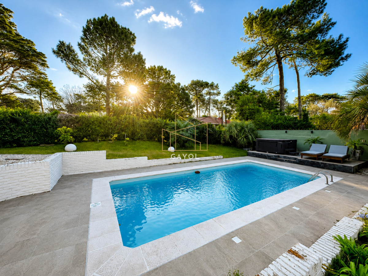 Casa ID.1394 - Espectacular Casa Moderna de 5 Dormitorios con Piscina Climatizada y Barbacoa en Alquiler de Temporada, Punta del Este