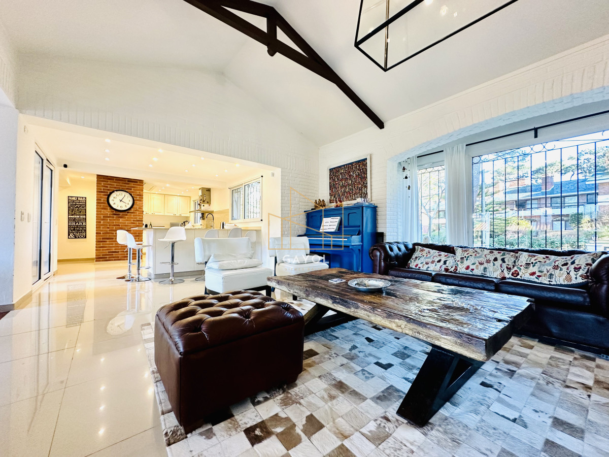 Casa ID.1394 - Espectacular Casa Moderna de 5 Dormitorios con Piscina Climatizada y Barbacoa en Alquiler de Temporada, Punta del Este