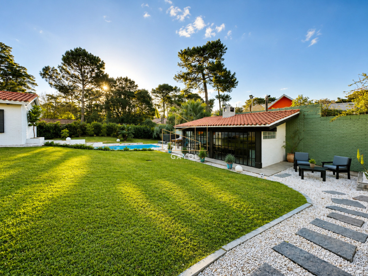 Casa ID.1394 - Espectacular Casa Moderna de 5 Dormitorios con Piscina Climatizada y Barbacoa en Alquiler de Temporada, Punta del Este