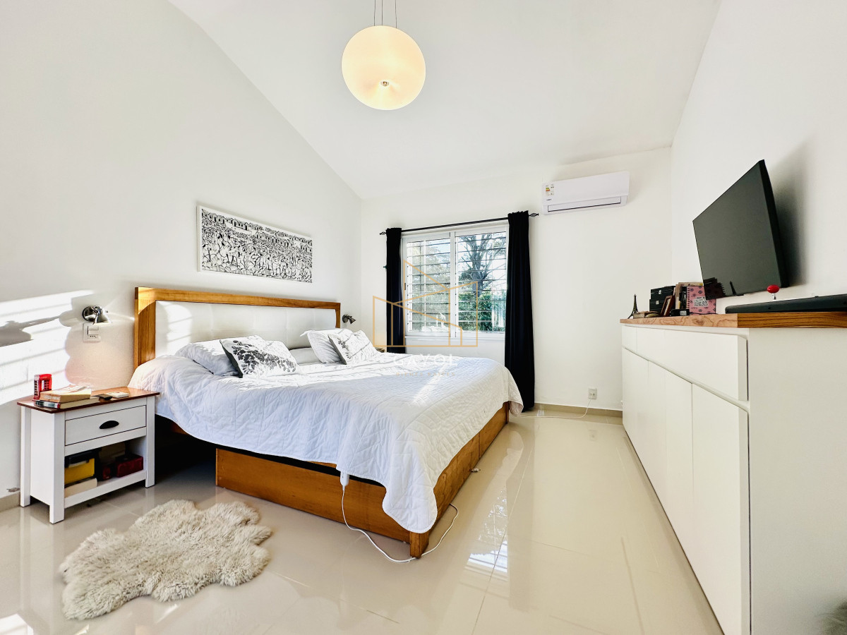Casa ID.1394 - Espectacular Casa Moderna de 5 Dormitorios con Piscina Climatizada y Barbacoa en Alquiler de Temporada, Punta del Este