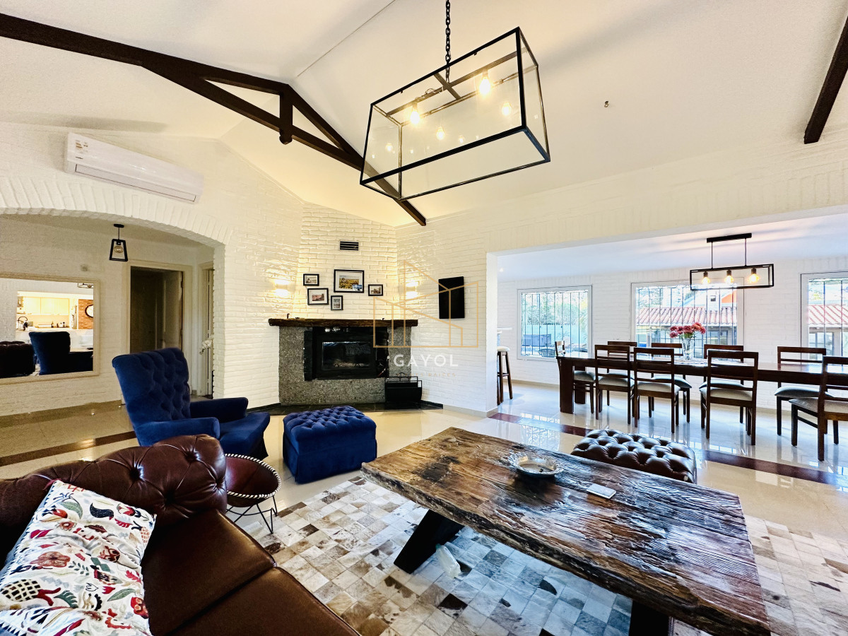 Casa ID.1394 - Espectacular Casa Moderna de 5 Dormitorios con Piscina Climatizada y Barbacoa en Alquiler de Temporada, Punta del Este