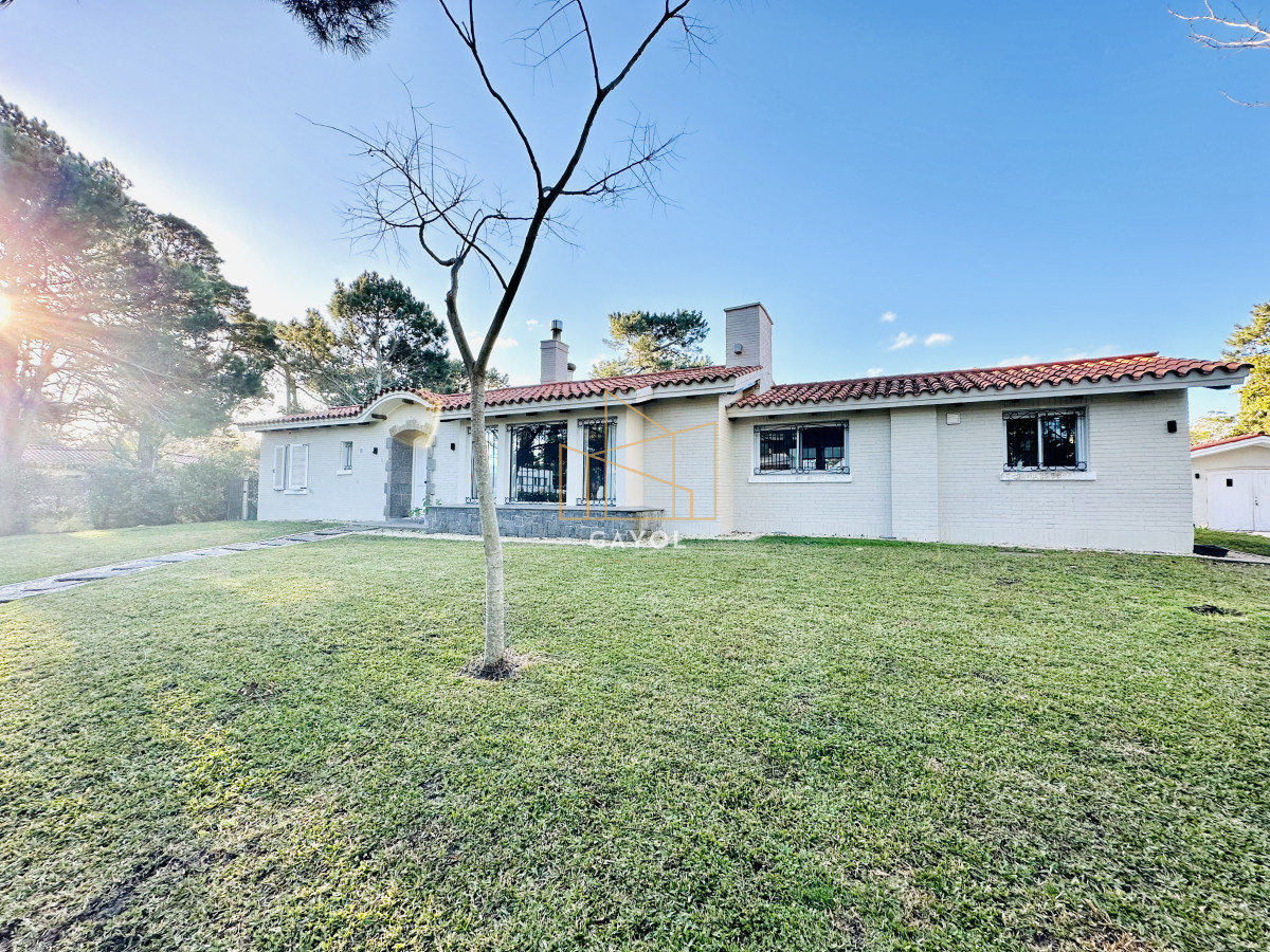Casa ID.1394 - Espectacular Casa Moderna de 5 Dormitorios con Piscina Climatizada y Barbacoa en Alquiler de Temporada, Punta del Este