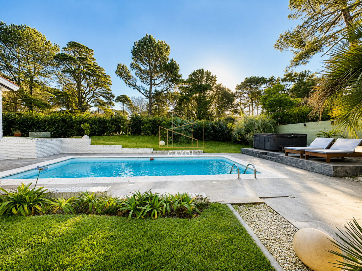 Casa ID.1394 - Espectacular Casa Moderna de 5 Dormitorios con Piscina Climatizada y Barbacoa en Alquiler de Temporada, Punta del Este