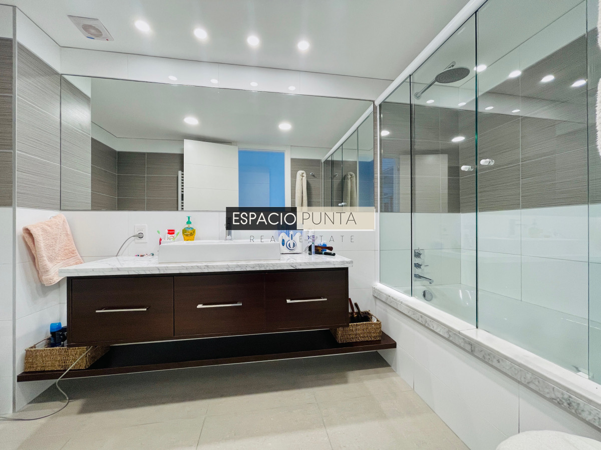 Apartamento ID.2294 -  Exclusivo Penthouse de 3 Dormitorios con Vistas panorámicas a Playa Brava, en Venta