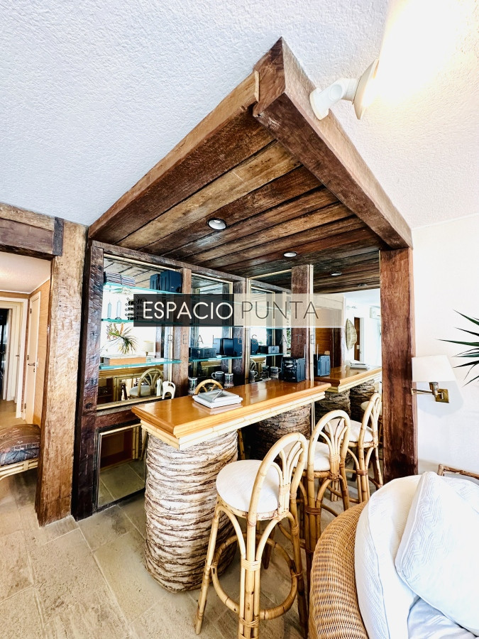 Apartamento ID.2293 - Venta de maravilloso departamento reciclado de 3 dormitorioes más dependencia sobre primera fila de Playa Mansa, Punta del Este