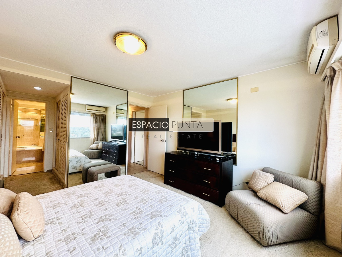 Apartamento ID.2293 - Venta de maravilloso departamento reciclado de 3 dormitorioes más dependencia sobre primera fila de Playa Mansa, Punta del Este