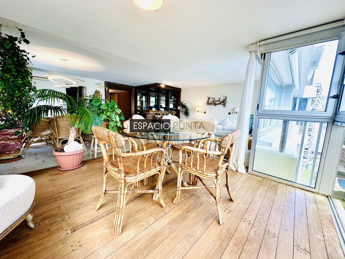 Apartamento ID.2293 - Venta de maravilloso departamento reciclado de 3 dormitorioes más dependencia sobre primera fila de Playa Mansa, Punta del Este