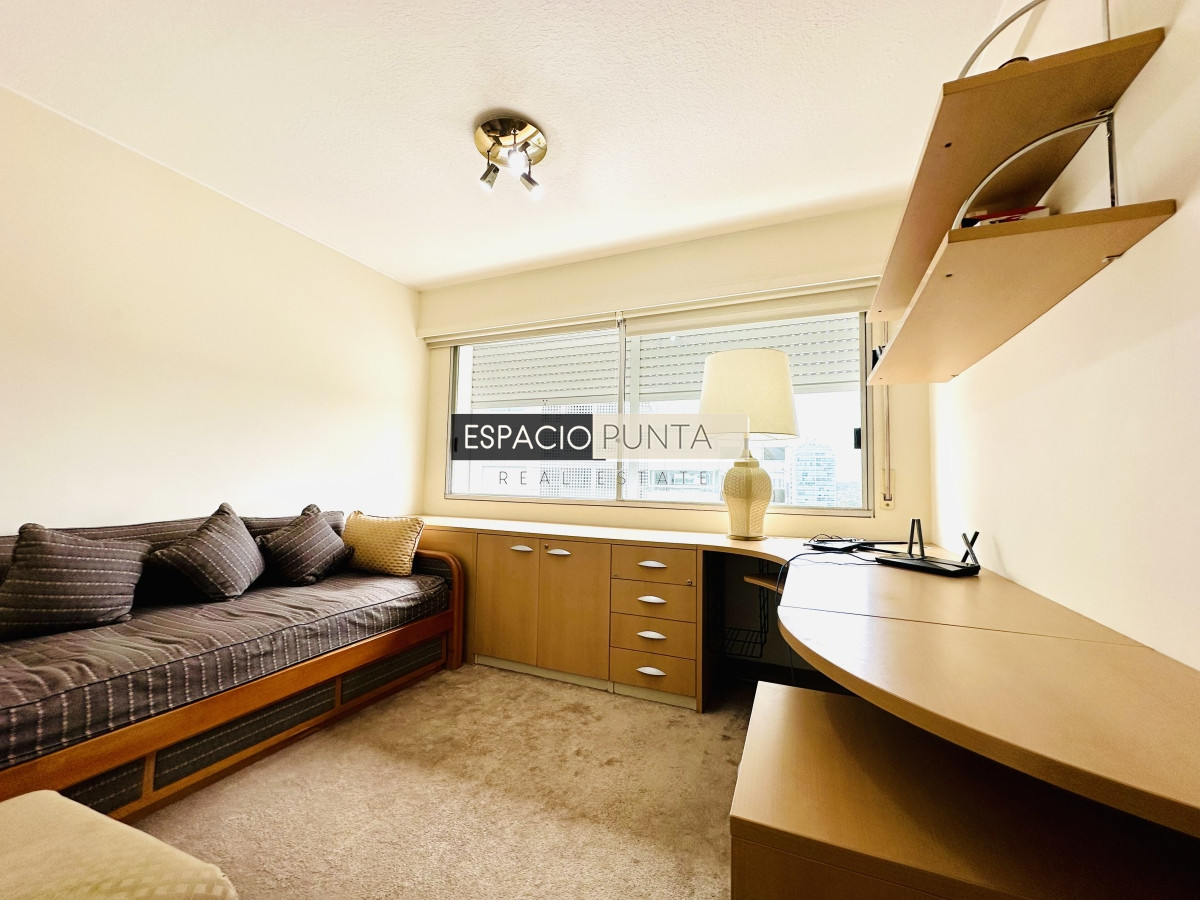 Apartamento ID.2293 - Venta de maravilloso departamento reciclado de 3 dormitorioes más dependencia sobre primera fila de Playa Mansa, Punta del Este