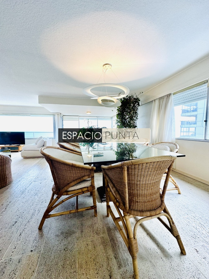 Apartamento ID.2293 - Venta de maravilloso departamento reciclado de 3 dormitorioes más dependencia sobre primera fila de Playa Mansa, Punta del Este