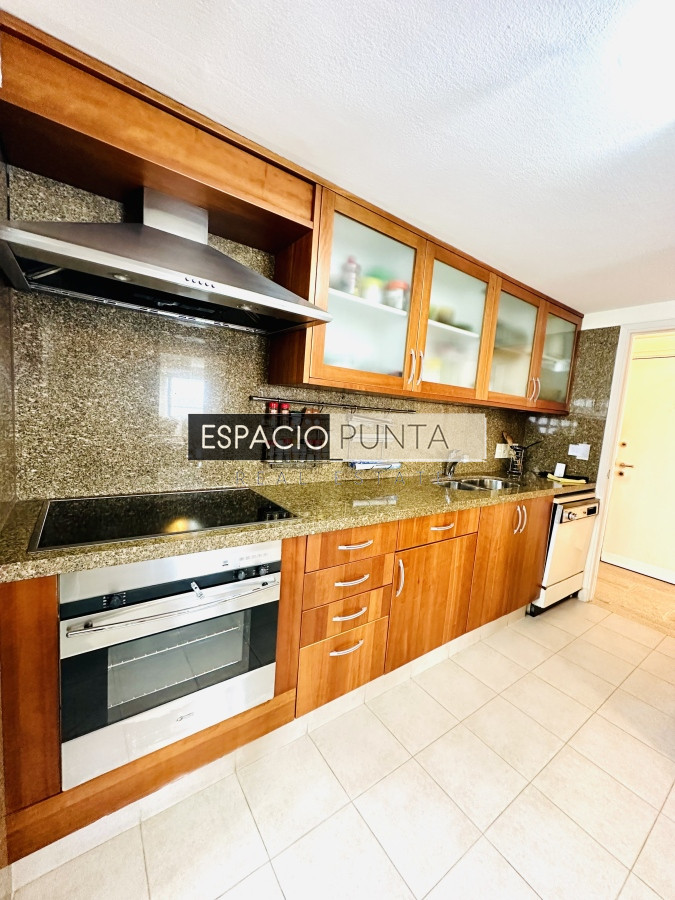 Apartamento ID.2293 - Venta de maravilloso departamento reciclado de 3 dormitorioes más dependencia sobre primera fila de Playa Mansa, Punta del Este