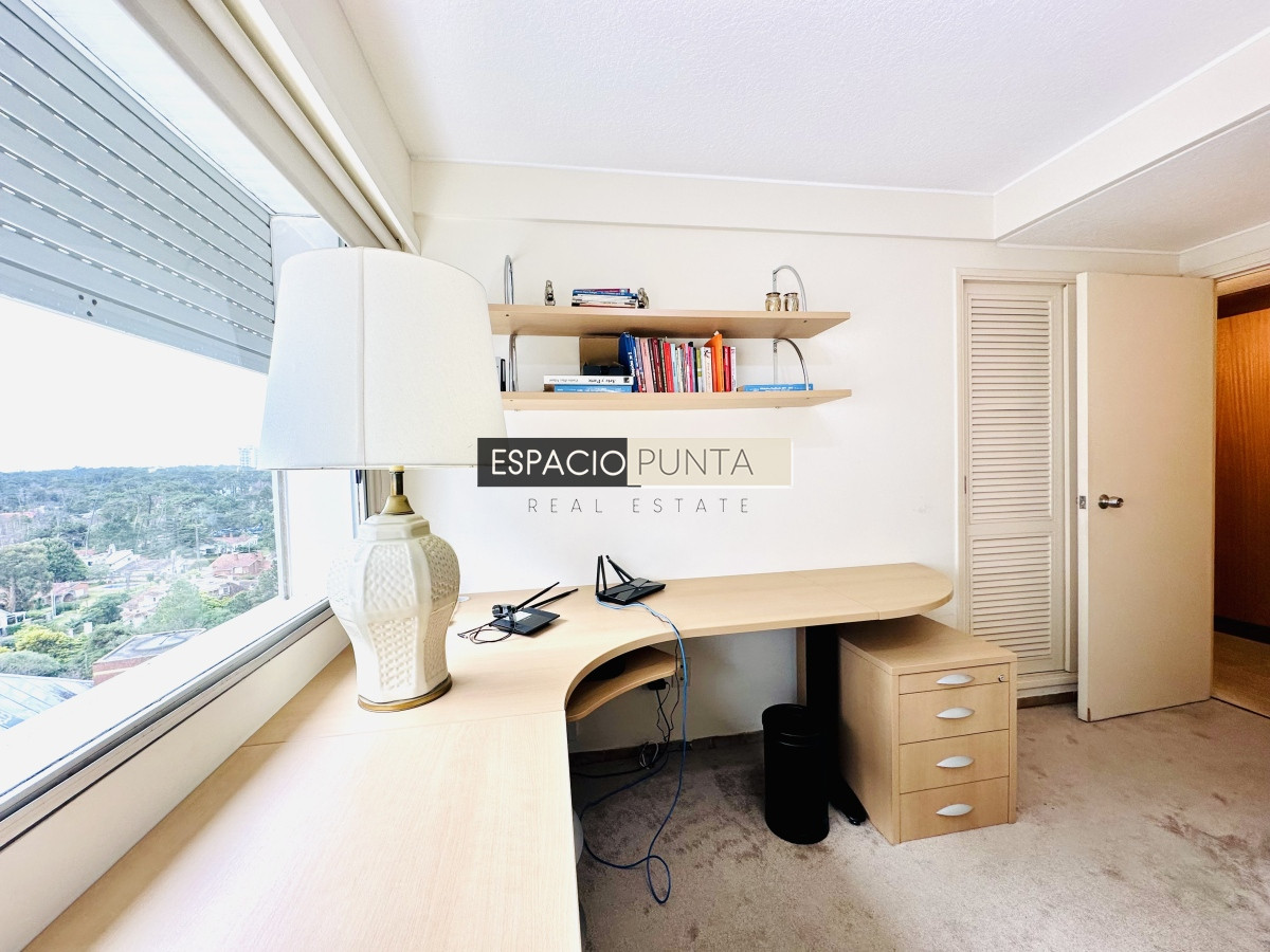 Apartamento ID.2293 - Venta de maravilloso departamento reciclado de 3 dormitorioes más dependencia sobre primera fila de Playa Mansa, Punta del Este