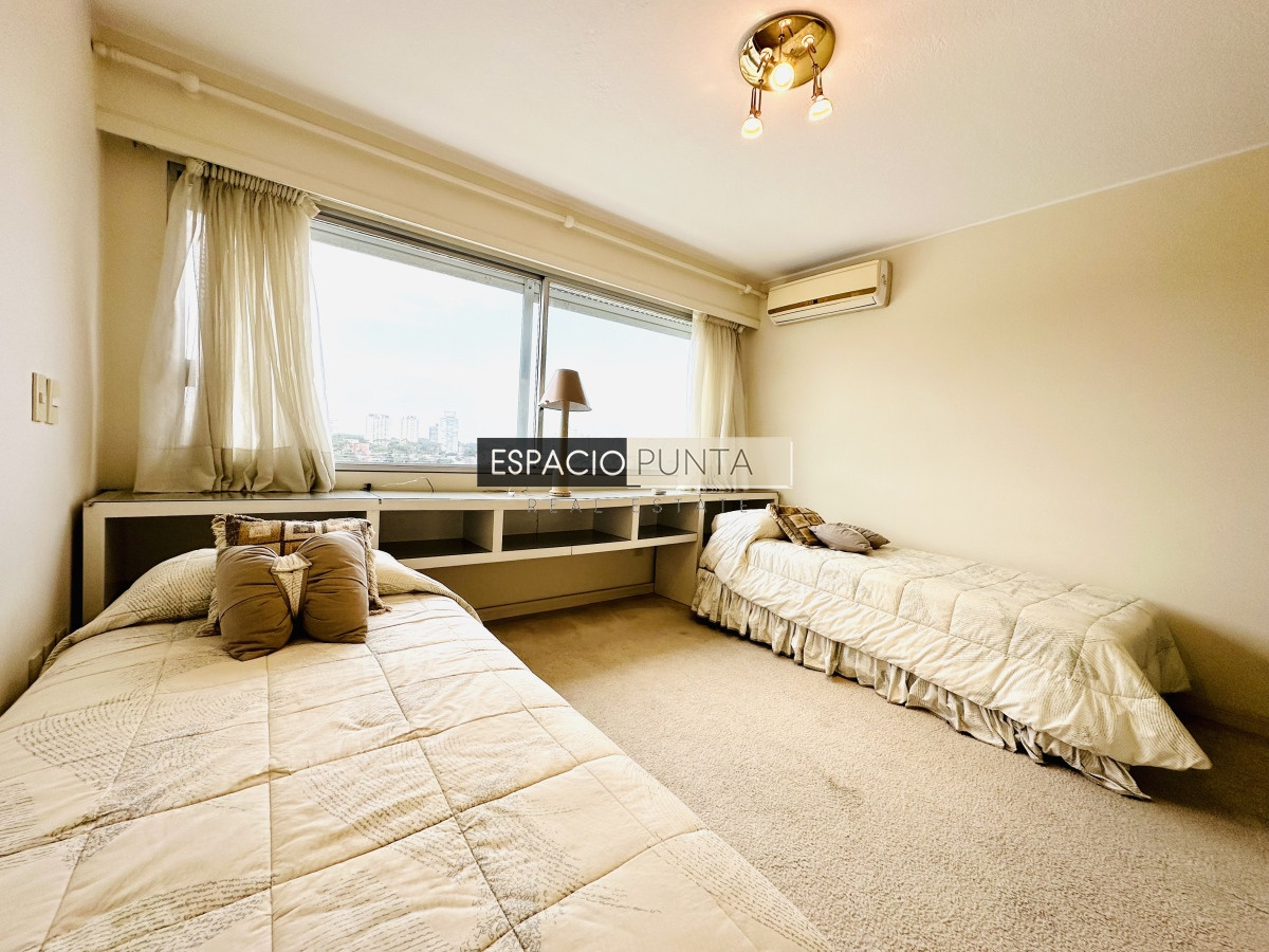 Apartamento ID.2293 - Venta de maravilloso departamento reciclado de 3 dormitorioes más dependencia sobre primera fila de Playa Mansa, Punta del Este