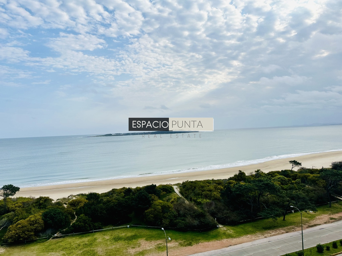 Apartamento ID.2293 - Venta de maravilloso departamento reciclado de 3 dormitorioes más dependencia sobre primera fila de Playa Mansa, Punta del Este