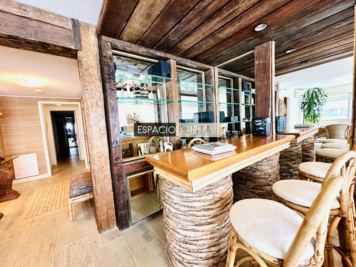 Apartamento ID.2293 - Venta de maravilloso departamento reciclado de 3 dormitorioes más dependencia sobre primera fila de Playa Mansa, Punta del Este