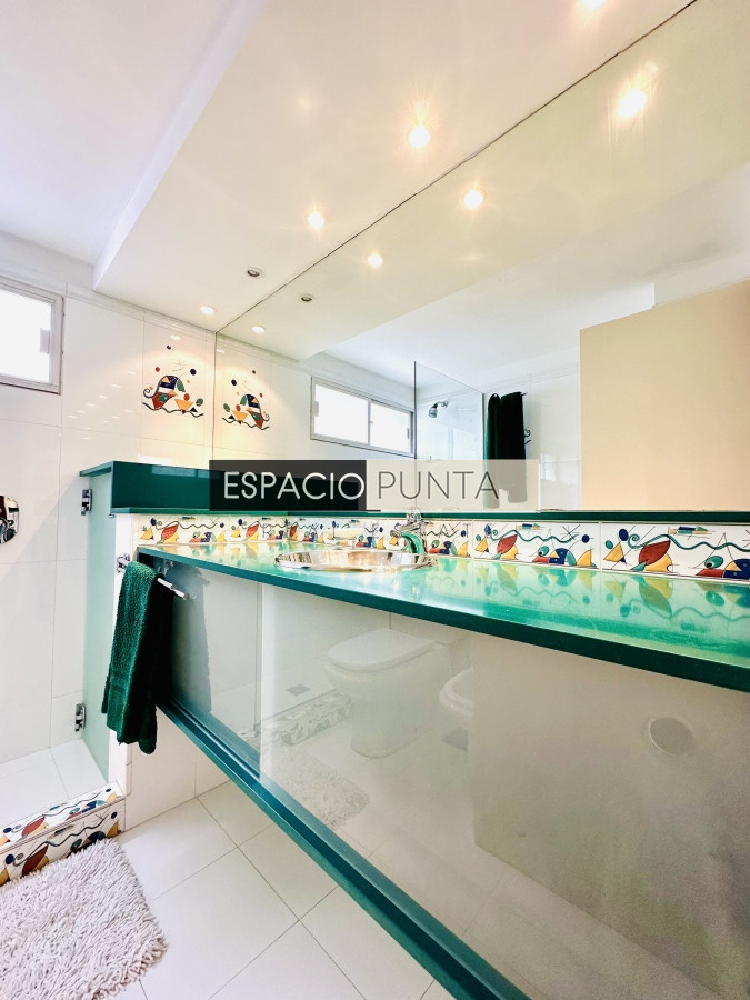 Apartamento ID.2293 - Venta de maravilloso departamento reciclado de 3 dormitorioes más dependencia sobre primera fila de Playa Mansa, Punta del Este