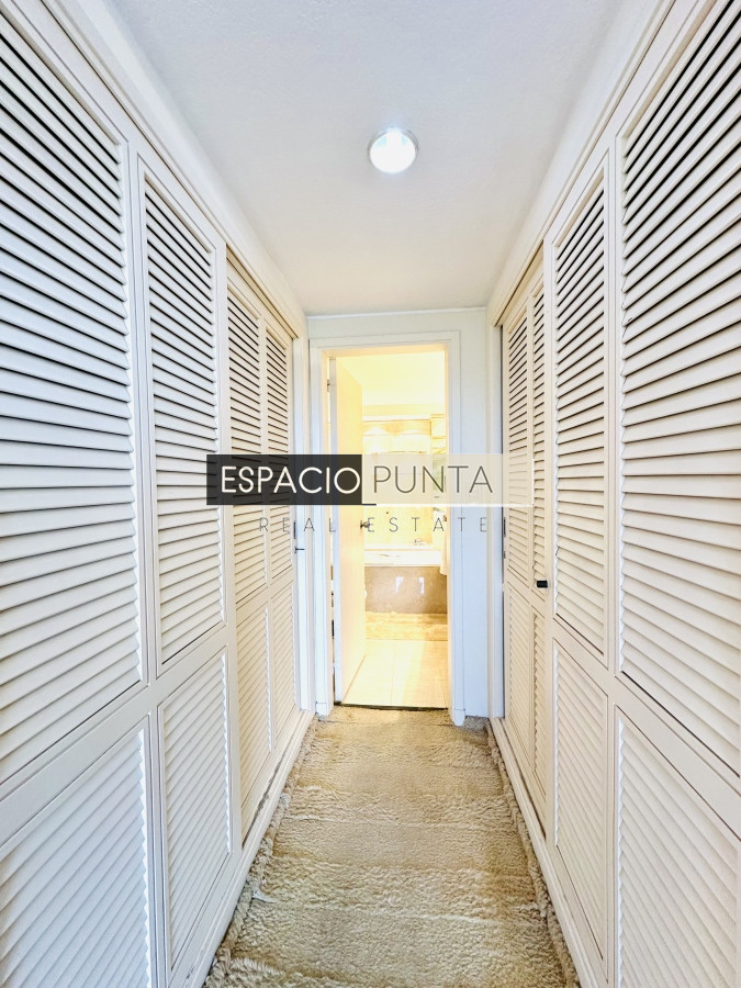 Apartamento ID.2293 - Venta de maravilloso departamento reciclado de 3 dormitorioes más dependencia sobre primera fila de Playa Mansa, Punta del Este