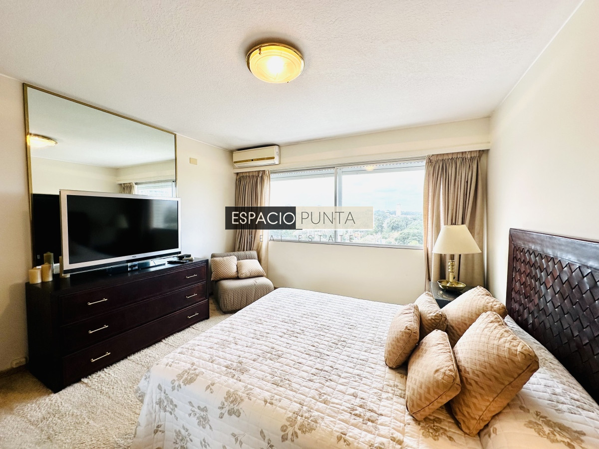 Apartamento ID.2293 - Venta de maravilloso departamento reciclado de 3 dormitorioes más dependencia sobre primera fila de Playa Mansa, Punta del Este