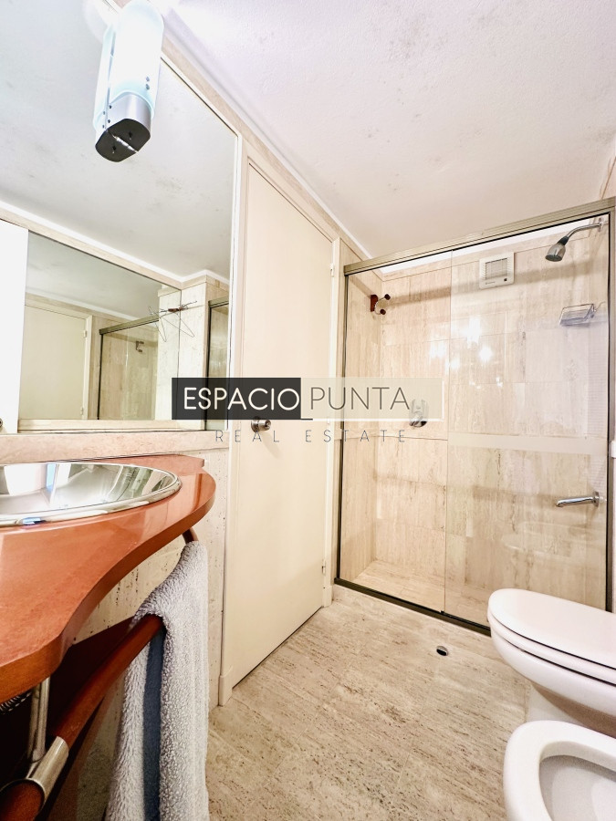 Apartamento ID.2293 - Venta de maravilloso departamento reciclado de 3 dormitorioes más dependencia sobre primera fila de Playa Mansa, Punta del Este