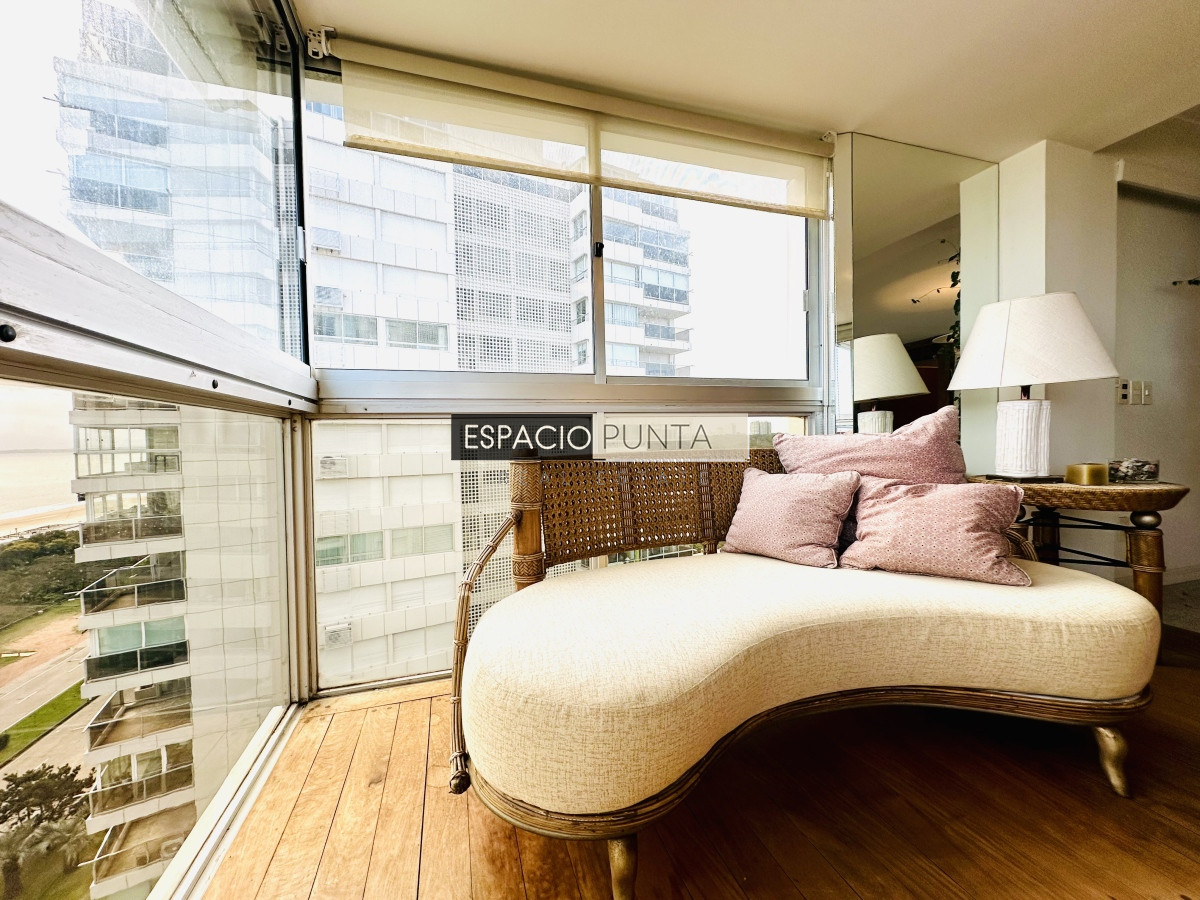 Apartamento ID.2293 - Venta de maravilloso departamento reciclado de 3 dormitorioes más dependencia sobre primera fila de Playa Mansa, Punta del Este