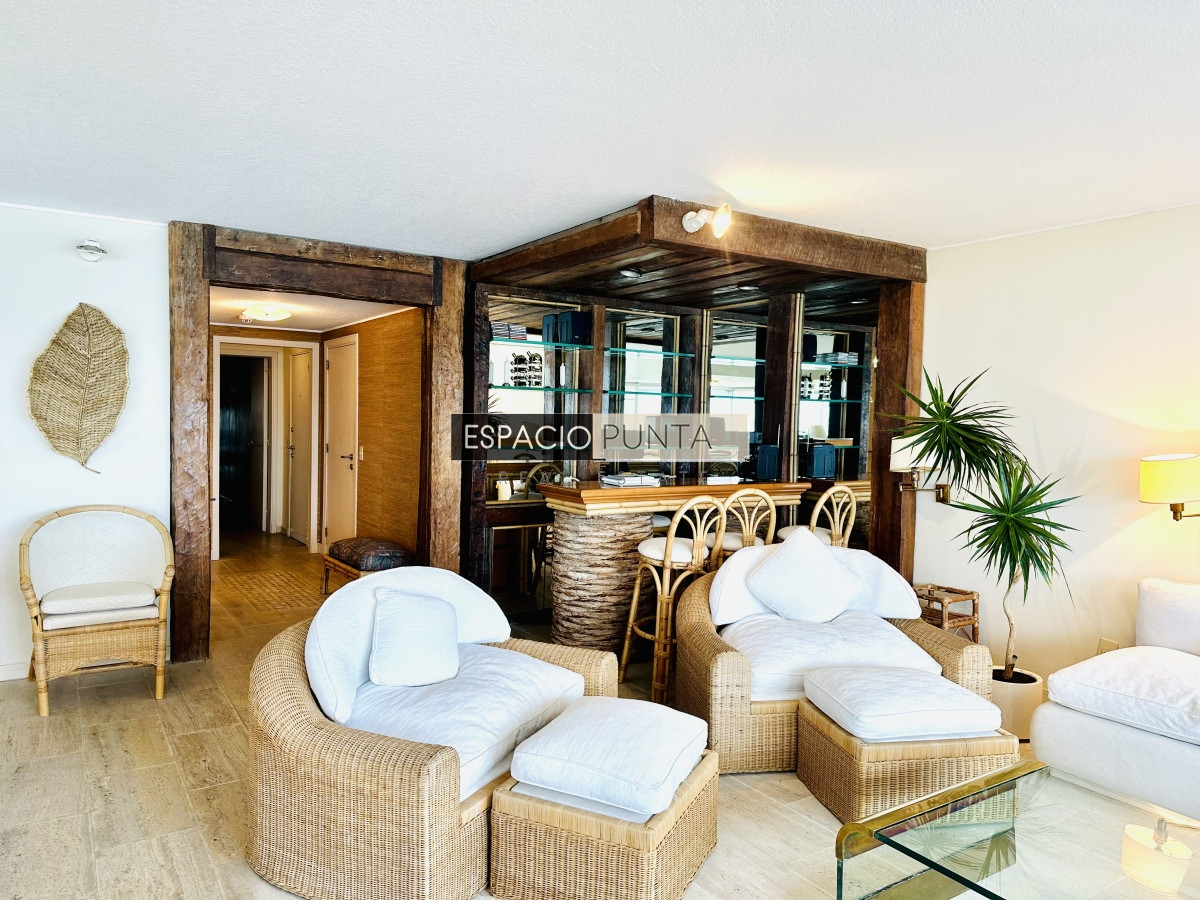 Apartamento ID.2293 - Venta de maravilloso departamento reciclado de 3 dormitorioes más dependencia sobre primera fila de Playa Mansa, Punta del Este