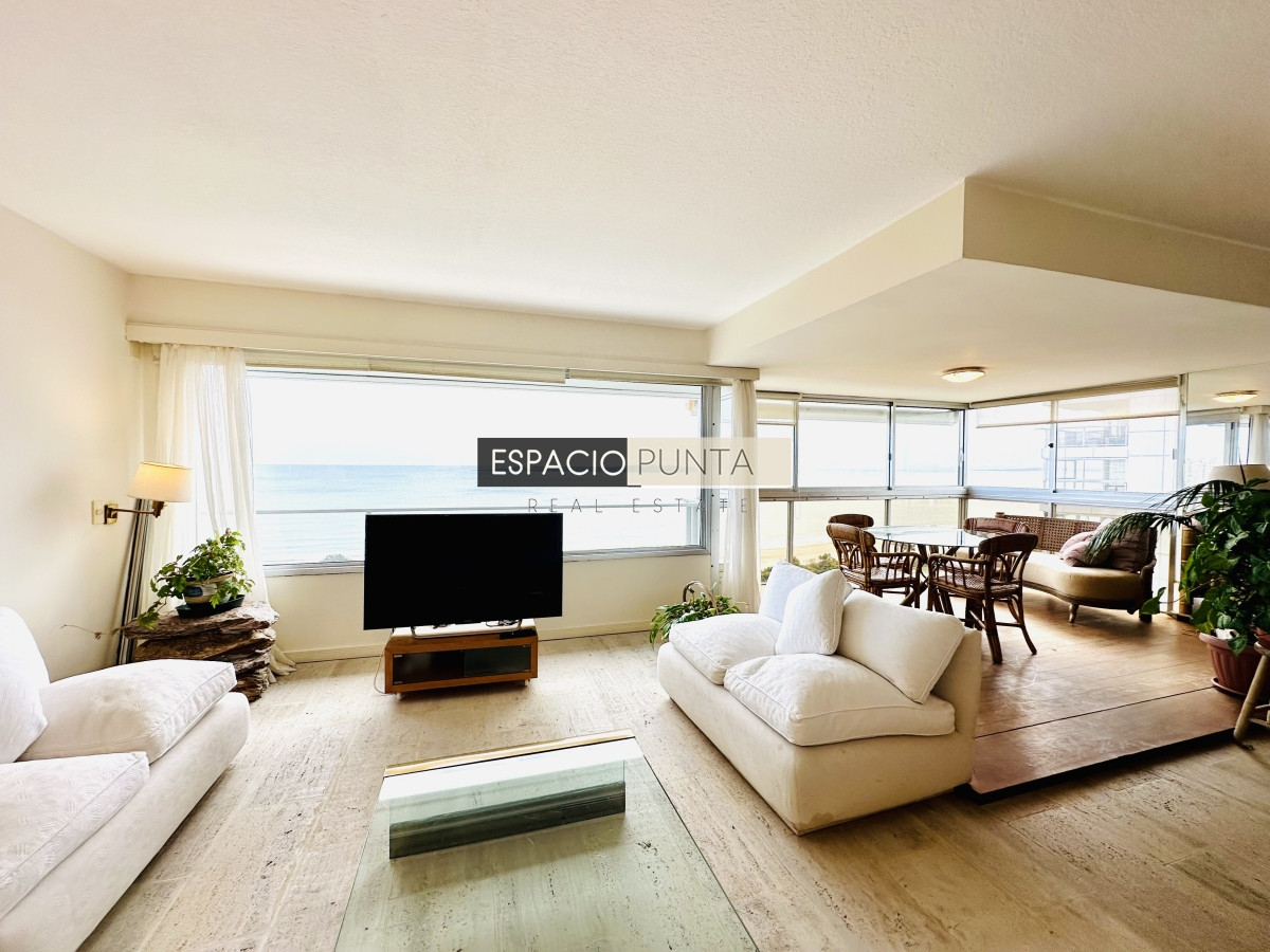 Apartamento ID.2293 - Venta de maravilloso departamento reciclado de 3 dormitorioes más dependencia sobre primera fila de Playa Mansa, Punta del Este