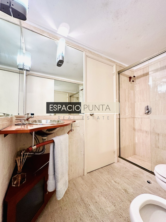 Apartamento ID.2293 - Venta de maravilloso departamento reciclado de 3 dormitorioes más dependencia sobre primera fila de Playa Mansa, Punta del Este