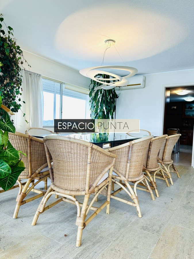 Apartamento ID.2293 - Venta de maravilloso departamento reciclado de 3 dormitorioes más dependencia sobre primera fila de Playa Mansa, Punta del Este