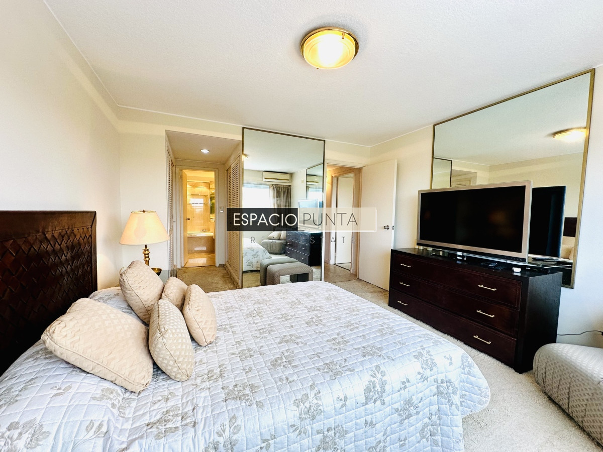 Apartamento ID.2293 - Venta de maravilloso departamento reciclado de 3 dormitorioes más dependencia sobre primera fila de Playa Mansa, Punta del Este
