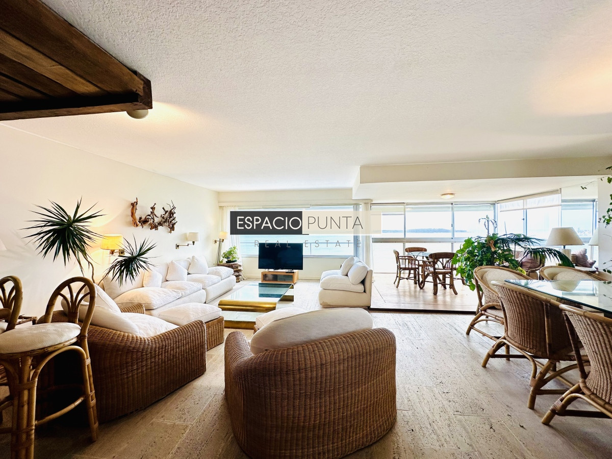 Apartamento ID.2293 - Venta de maravilloso departamento reciclado de 3 dormitorioes más dependencia sobre primera fila de Playa Mansa, Punta del Este