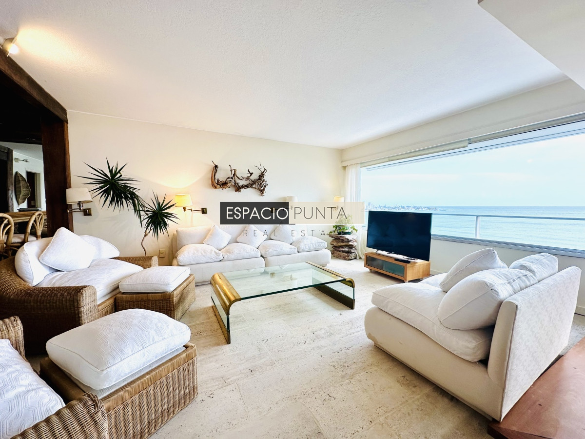 Apartamento ID.2293 - Venta de maravilloso departamento reciclado de 3 dormitorioes más dependencia sobre primera fila de Playa Mansa, Punta del Este