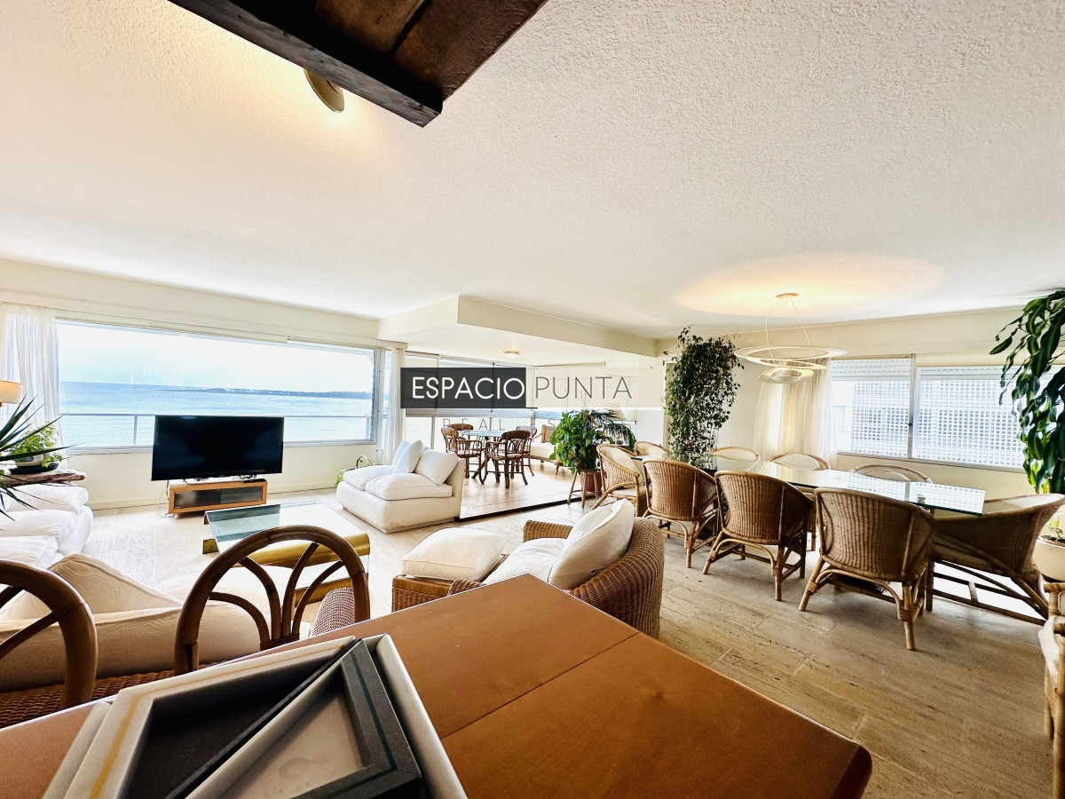 Apartamento ID.2293 - Venta de maravilloso departamento reciclado de 3 dormitorioes más dependencia sobre primera fila de Playa Mansa, Punta del Este