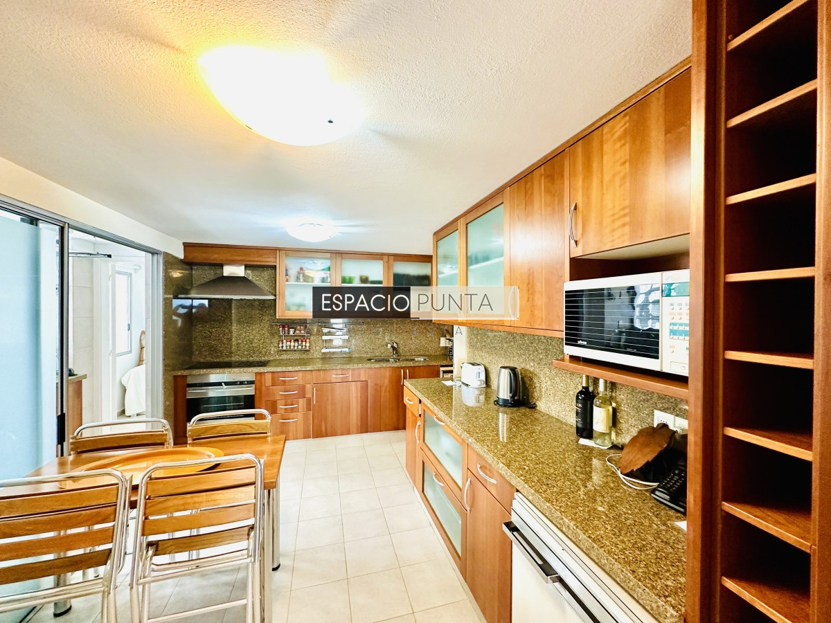 Apartamento ID.2293 - Venta de maravilloso departamento reciclado de 3 dormitorioes más dependencia sobre primera fila de Playa Mansa, Punta del Este