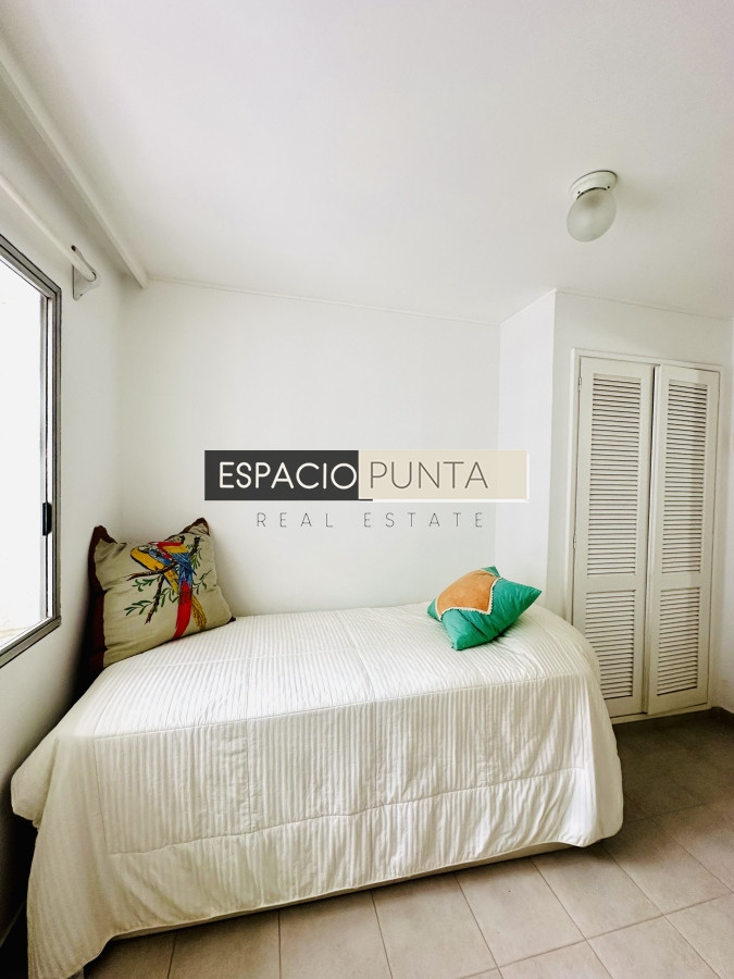 Apartamento ID.2293 - Venta de maravilloso departamento reciclado de 3 dormitorioes más dependencia sobre primera fila de Playa Mansa, Punta del Este