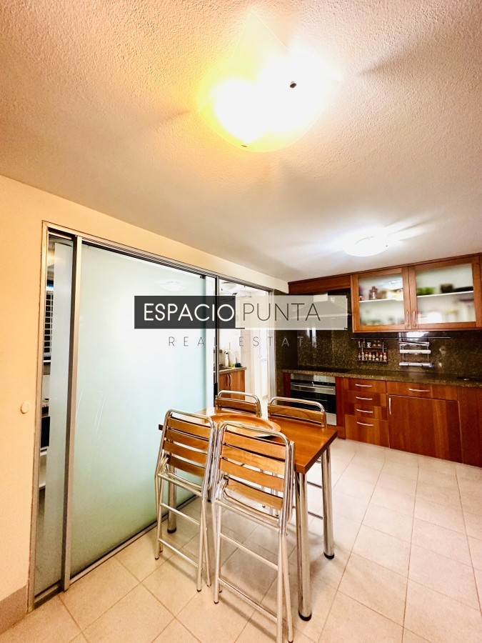 Apartamento ID.2293 - Venta de maravilloso departamento reciclado de 3 dormitorioes más dependencia sobre primera fila de Playa Mansa, Punta del Este