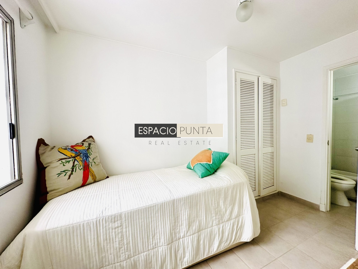 Apartamento ID.2293 - Venta de maravilloso departamento reciclado de 3 dormitorioes más dependencia sobre primera fila de Playa Mansa, Punta del Este